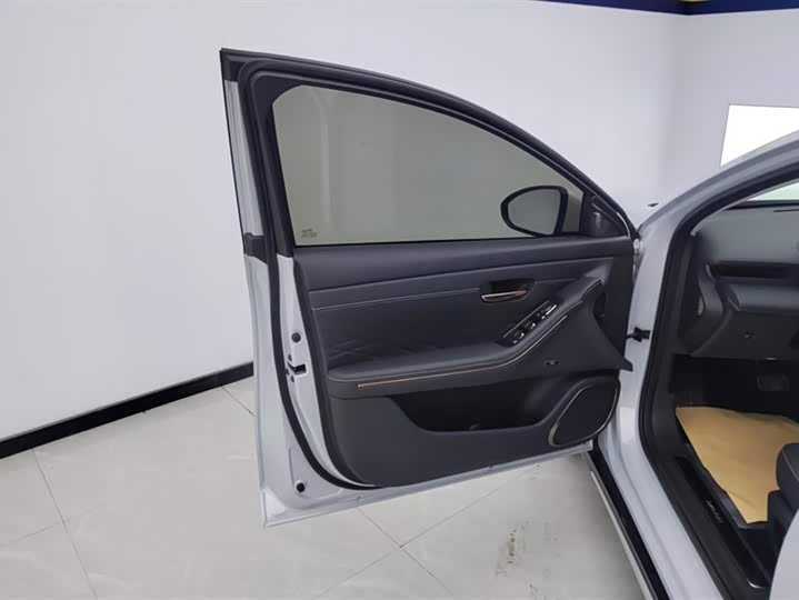 Baojun Xiangjing 2025 2025款 插混 140km专车版