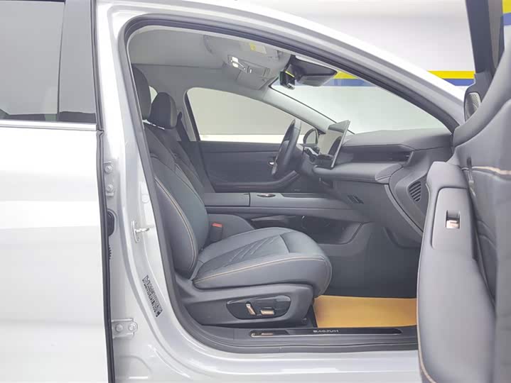 Baojun Xiangjing 2025 2025款 插混 140km专车版