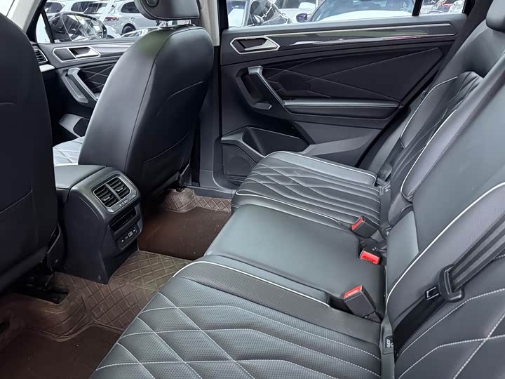 Фото 6 - Volkswagen Tiguan L Pro