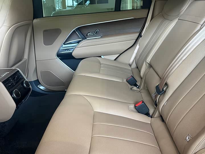 Land Rover Range Rover 2026 2026款 3.0 L6 400PS SE长轴版