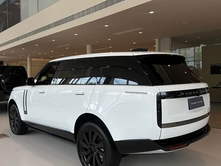 Land Rover Range Rover 2026 2026款 3.0 L6 400PS SE长轴版
