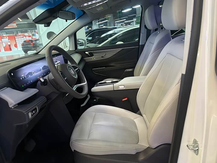 Photo 4 - Buick GL8 ES