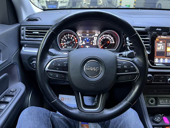 Jeep Grand Commander 2022 2022款 2.0T 两驱豪华版