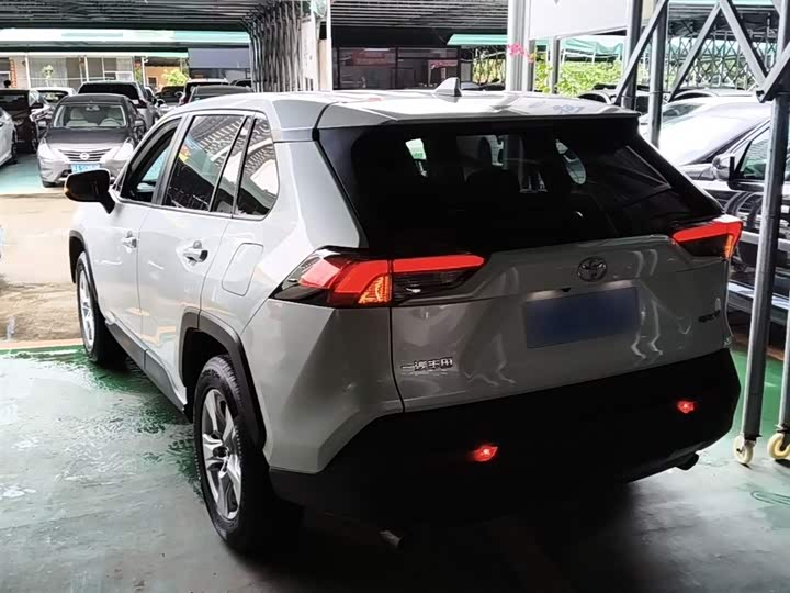 Photo 5 - Toyota RAV4