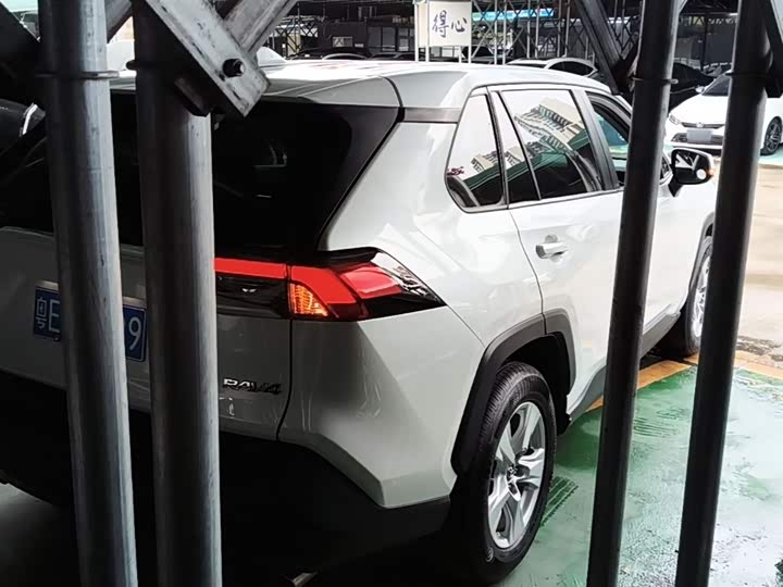 Photo 7 - Toyota RAV4