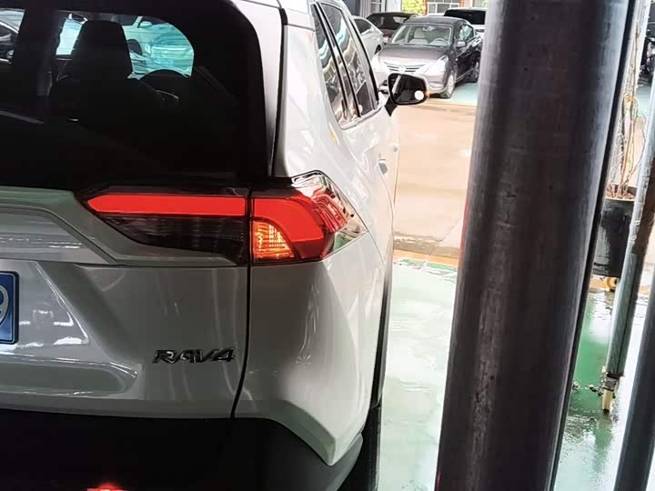 Photo 8 - Toyota RAV4