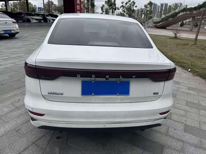 Фото 8 - Geely Emgrand