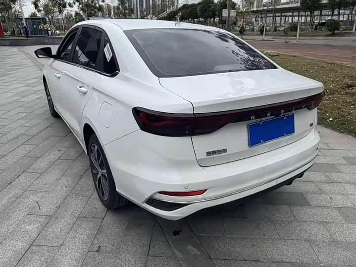 Фото 9 - Geely Emgrand