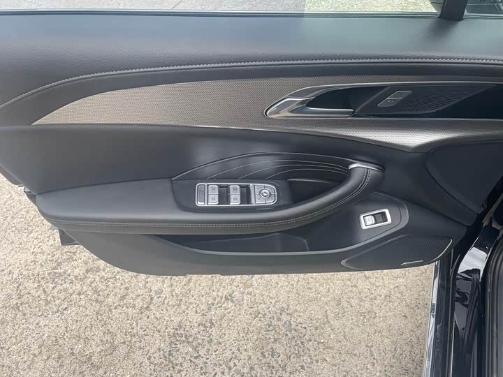 Фото 8 - Hongqi H5