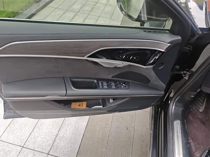 Фото 7 - Audi A8