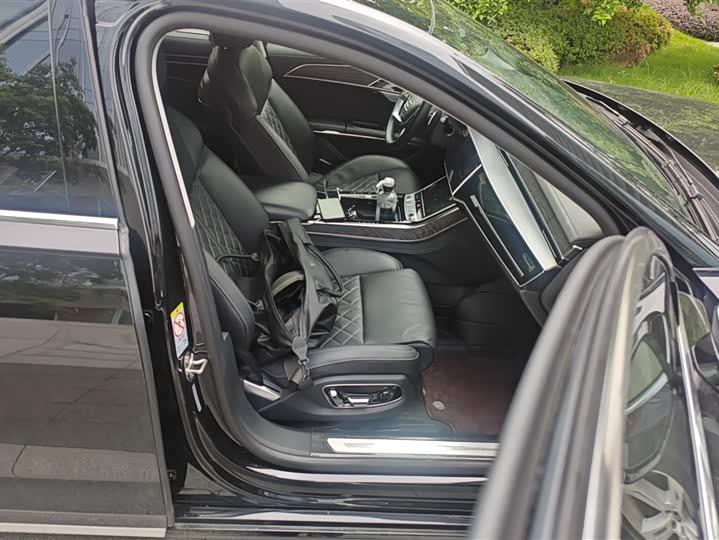Фото 8 - Audi A8