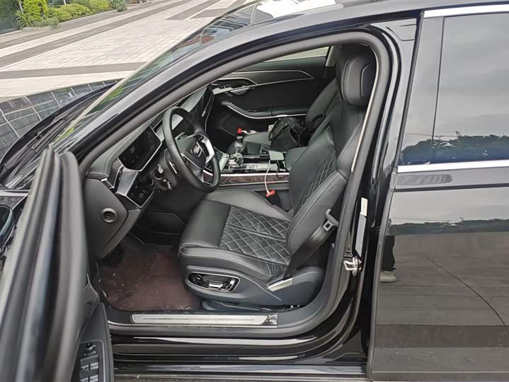 Фото 9 - Audi A8