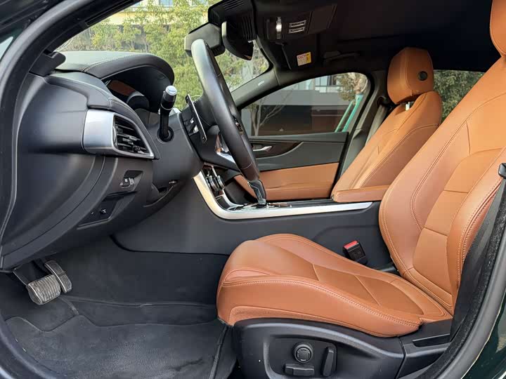 Zdjęcie 5 - Jaguar XE L