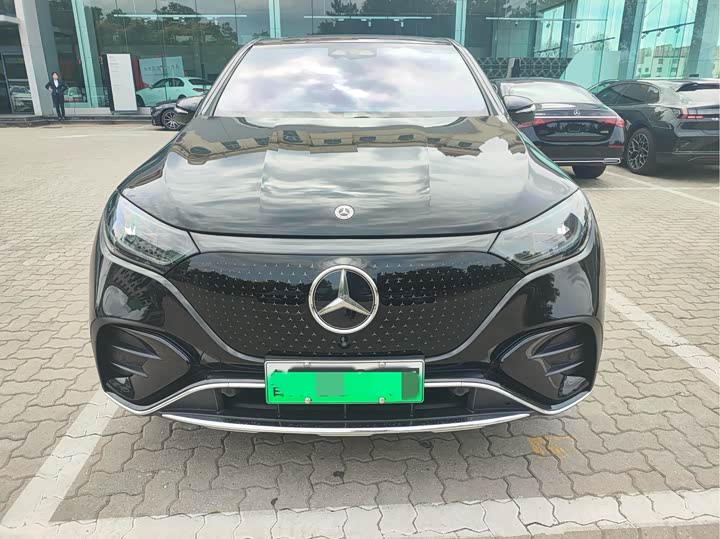 Photo 2 - Mercedes-Benz EQE SUV