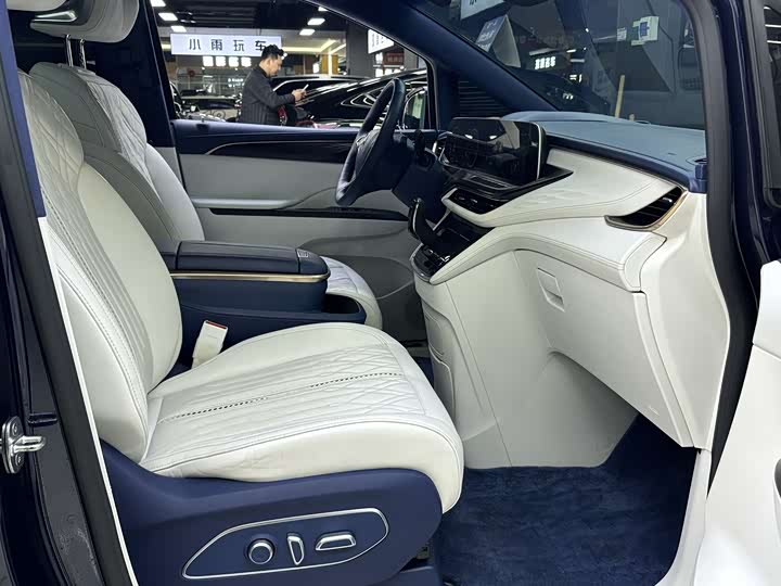 Buick GL8 ES 2021 2021款 Avenir艾维亚 四座尊礼版