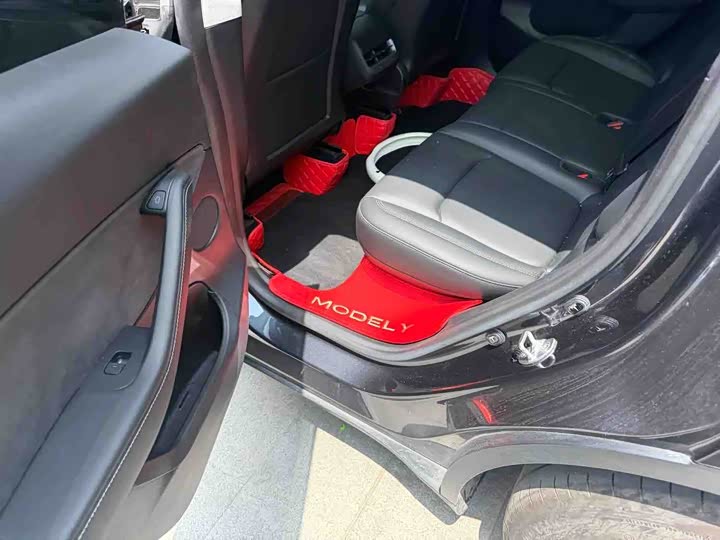 Photo 6 - Tesla Model Y