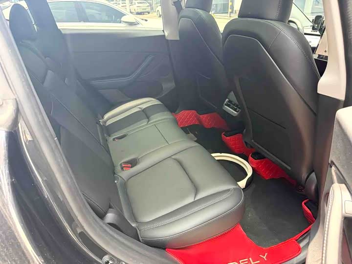Photo 8 - Tesla Model Y