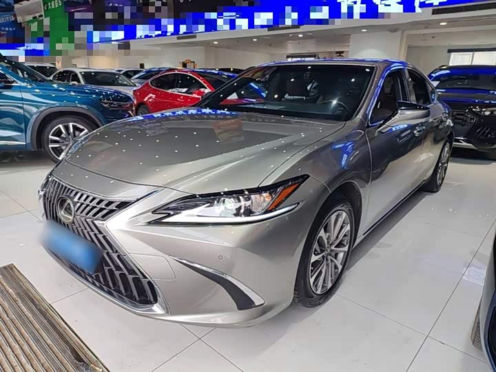Фото 1 - Lexus ES