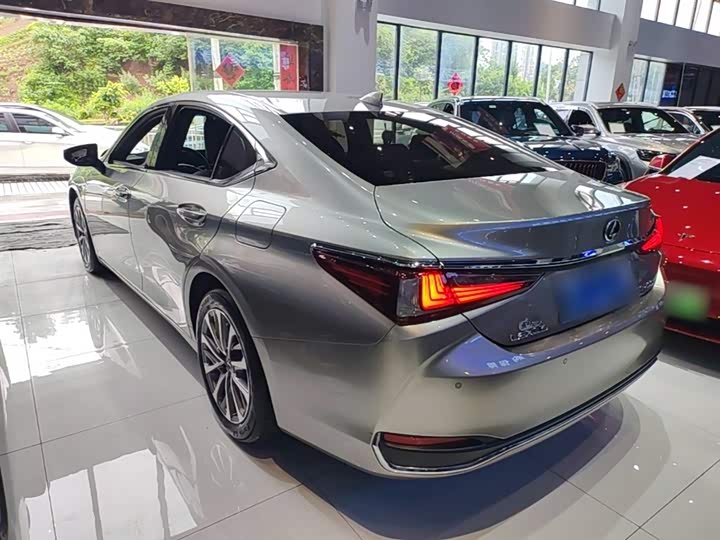 Фото 5 - Lexus ES
