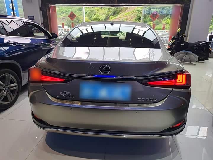 Фото 6 - Lexus ES