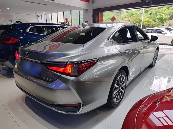 Фото 7 - Lexus ES