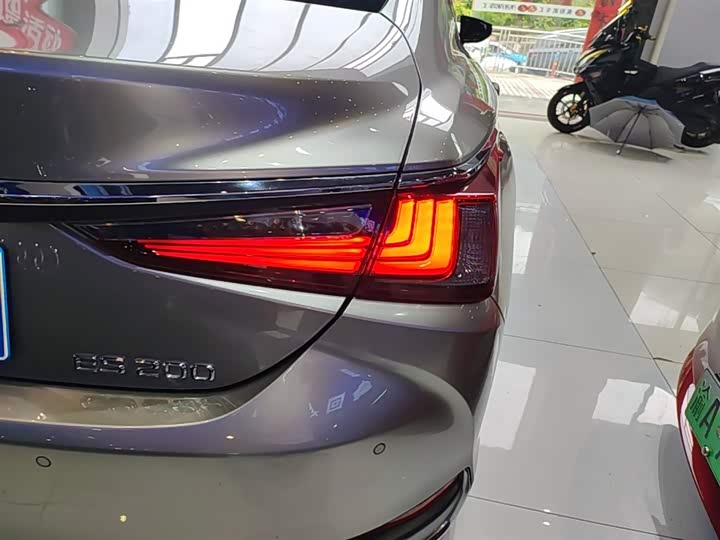 Фото 8 - Lexus ES
