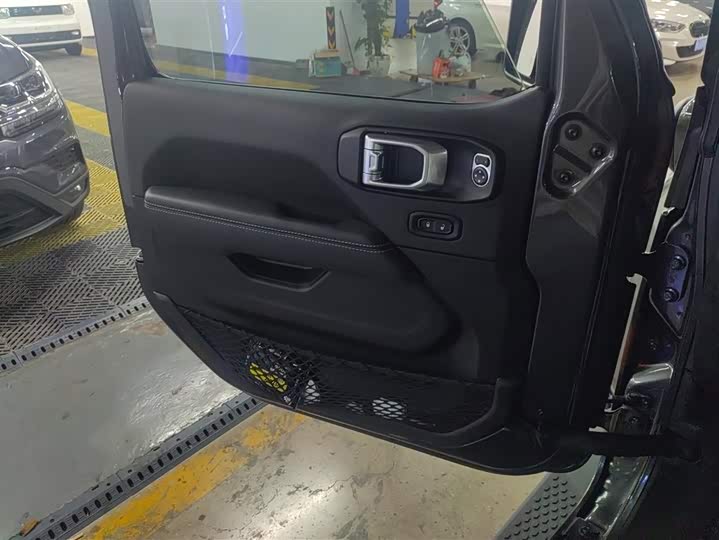 Photo 7 - Jeep Wrangler Hybrid