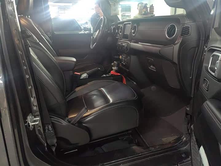 Photo 8 - Jeep Wrangler Hybrid