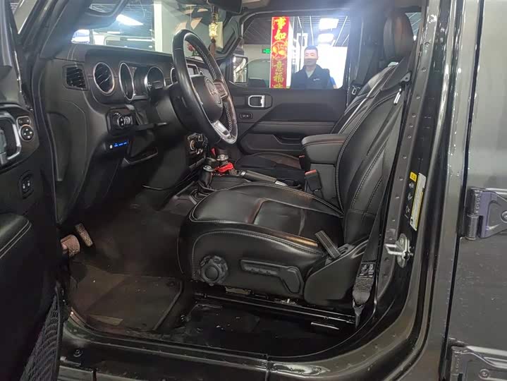 Photo 9 - Jeep Wrangler Hybrid