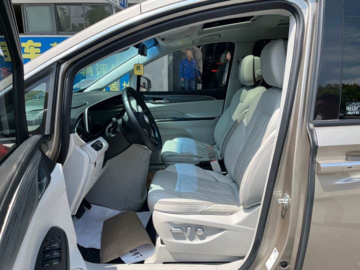 Фото 3 - Buick GL8 ES