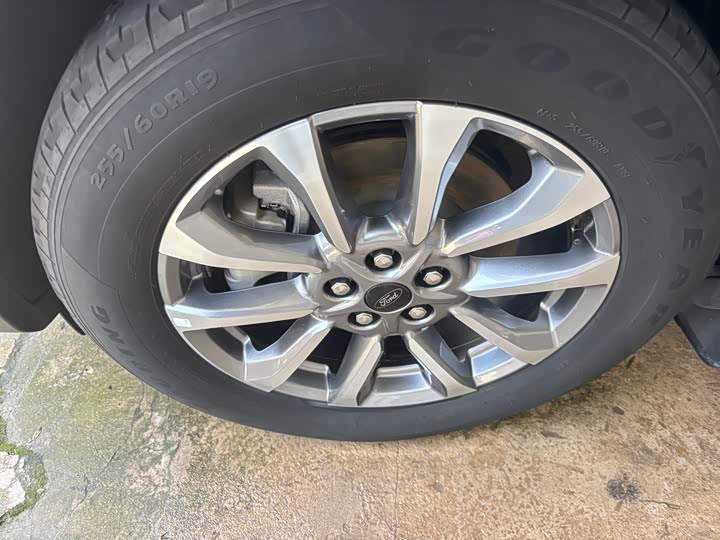 Photo 3 - Ford Edge