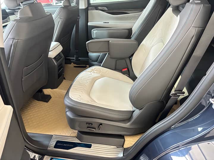 Photo 6 - Ford Edge