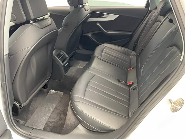 Photo 7 - Audi A4L