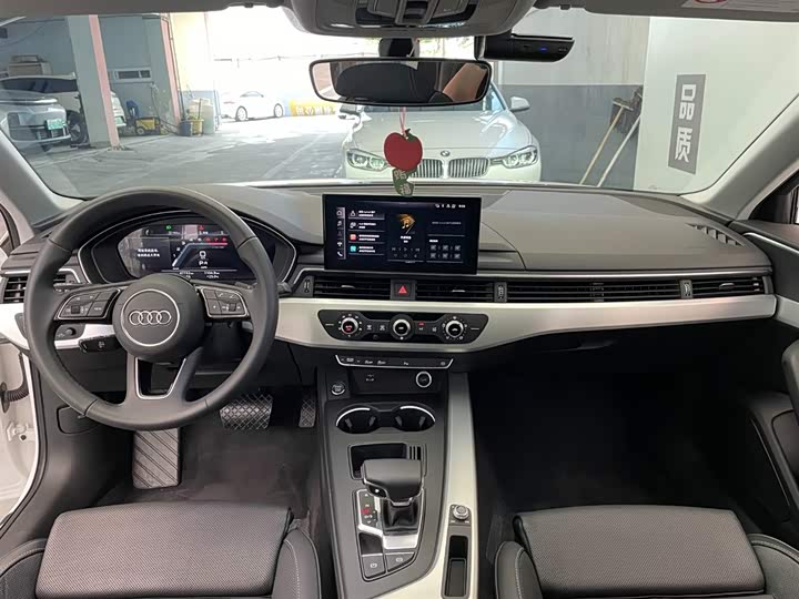 Photo 8 - Audi A4L
