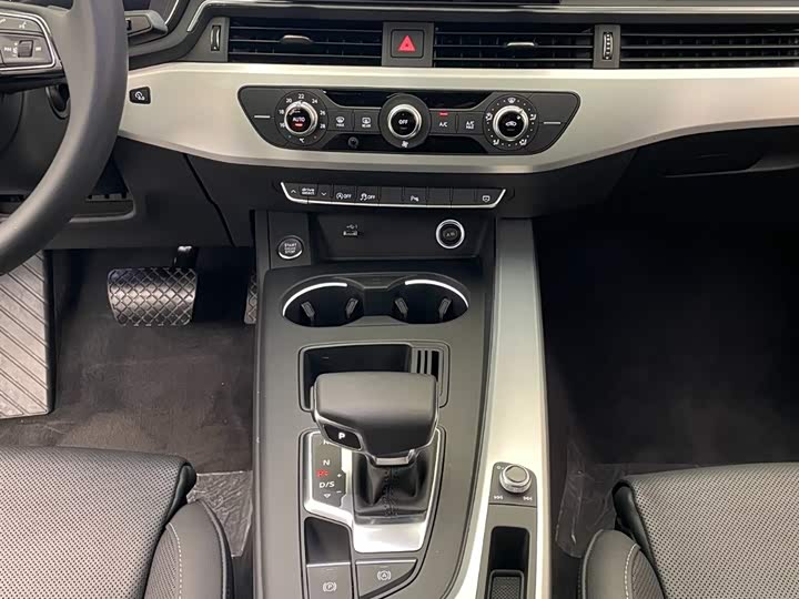 Photo 9 - Audi A4L