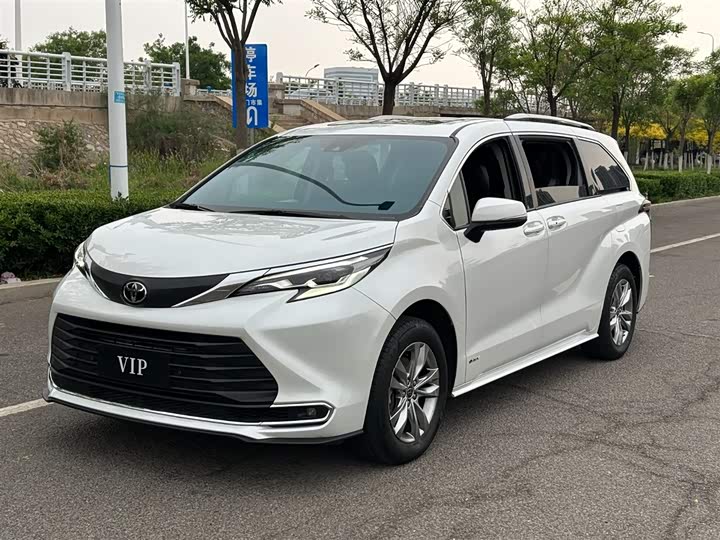 Photo 1 - Toyota Sienna
