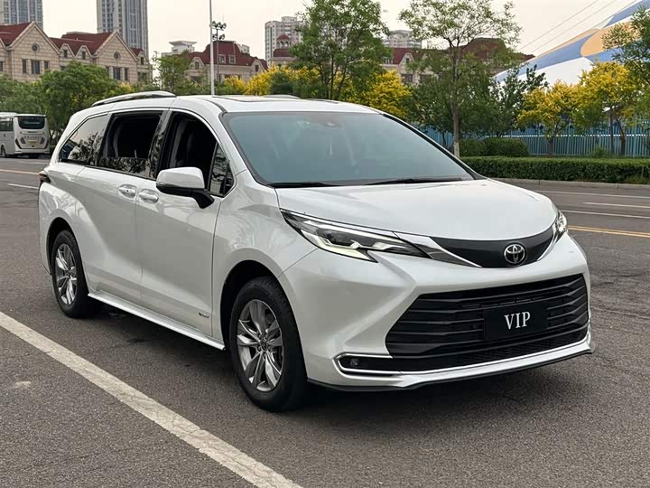 Photo 2 - Toyota Sienna