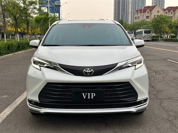 Photo 3 - Toyota Sienna