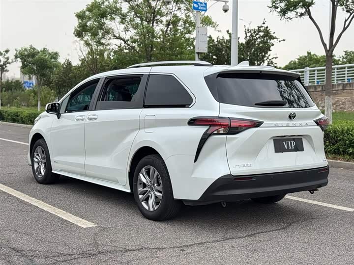 Photo 5 - Toyota Sienna
