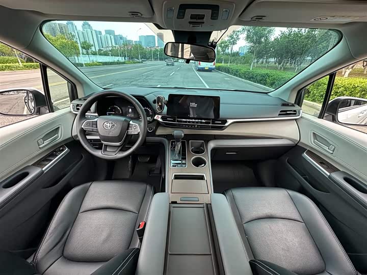 Photo 7 - Toyota Sienna