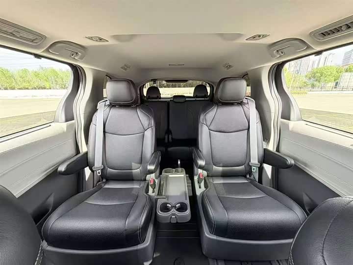 Photo 8 - Toyota Sienna