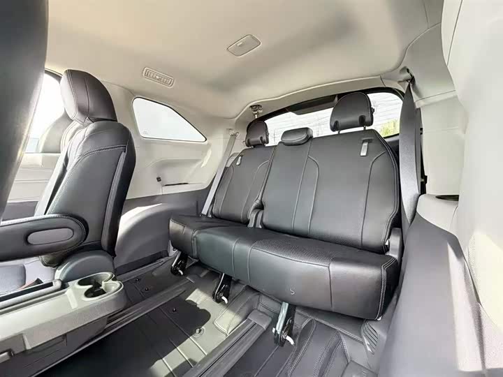Photo 9 - Toyota Sienna