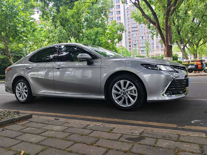 Фото 8 - Toyota Camry