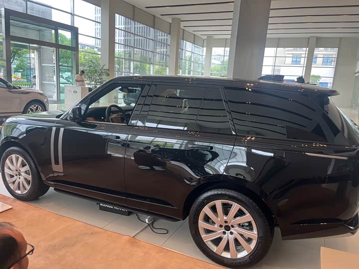 Land Rover Range Rover 2026 2026款 3.0 L6 360PS SE标轴版