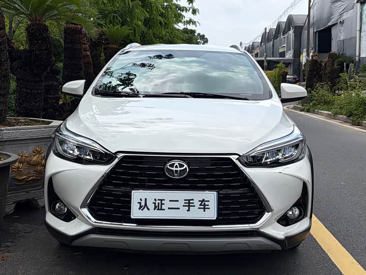 Фото 2 - Toyota Yaris L Hatchback