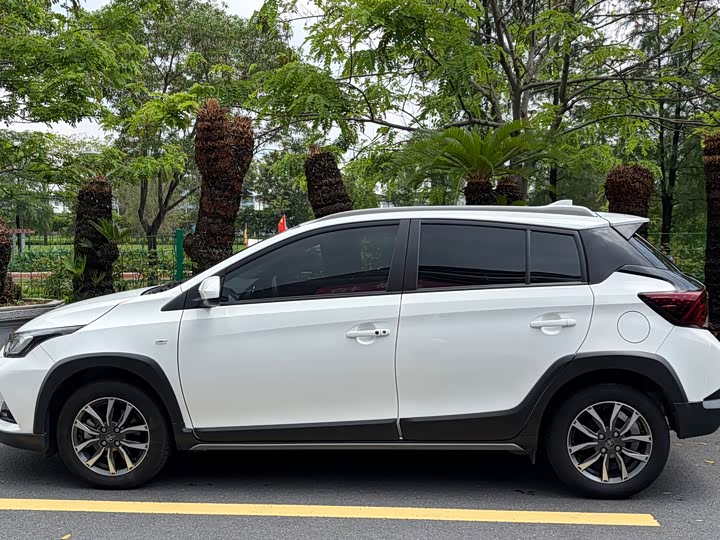 Фото 3 - Toyota Yaris L Hatchback