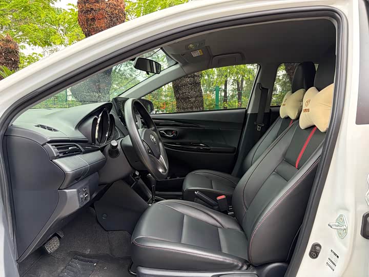 Фото 4 - Toyota Yaris L Hatchback