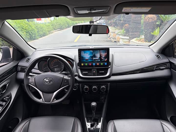 Фото 7 - Toyota Yaris L Hatchback
