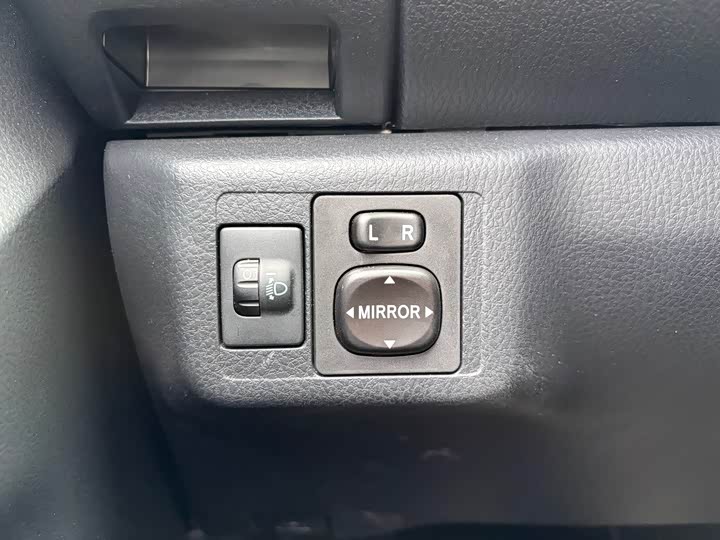 Фото 9 - Toyota Yaris L Hatchback