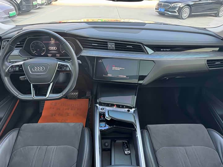 Фото 6 - Audi e-tron